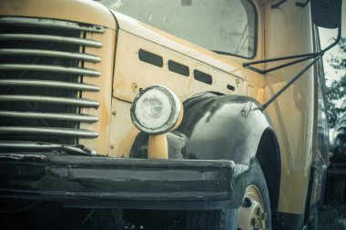 ön ızgara ve eski paslanmış kamyon baş ışığı