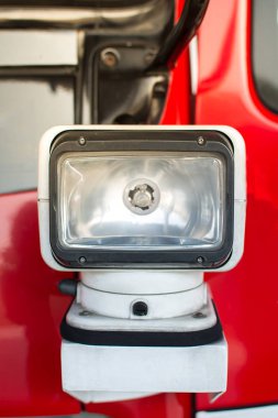 bir otoparkta yangın kamyonunda baş ışıkları