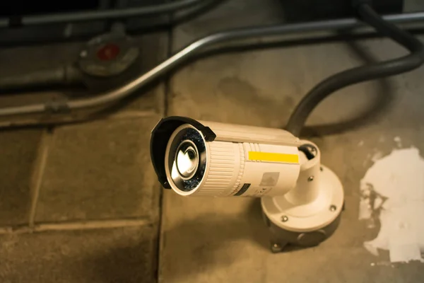 Beveiliging CCTV camera aan het plafond in het kantoorgebouw. Intelligente c — Stockfoto