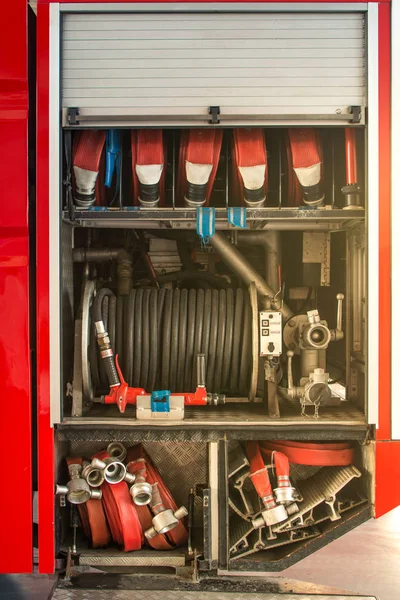 Camião de bombeiros com muito equipamento de salvamento — Fotografia de Stock