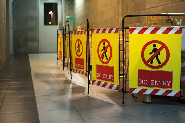 Das gelbe Warnschild kein eintrittssicheres Produkt — Stockfoto