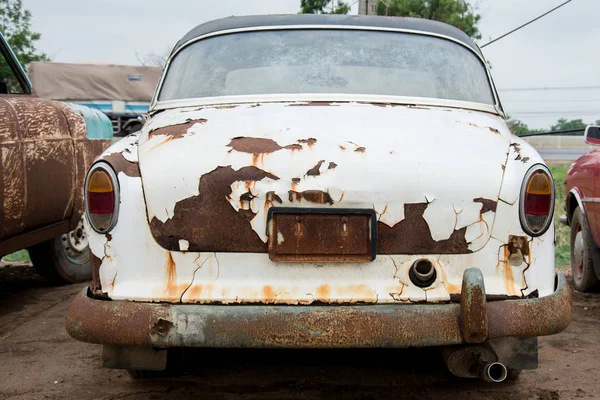 Mezarlık arabası, garajda terkedilmiş eski araba. Retro ve Vintage ahırı — Stok fotoğraf