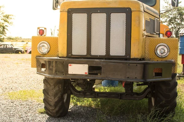 Front grill and head light of old rusted truck — Stock Photo, Image