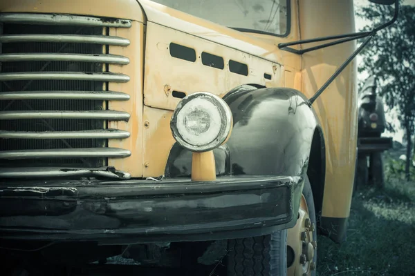 Parrilla delantera y luz de cabeza de viejo camión oxidado — Foto de Stock