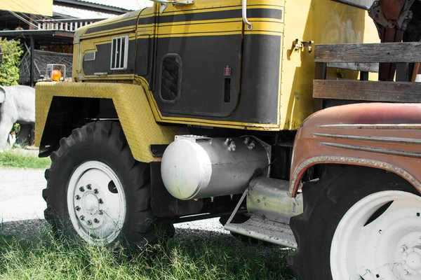 Μπροστινή σχάρα και το κεφάλι φως του παλιού σκουριασμένα φορτηγό — Φωτογραφία Αρχείου