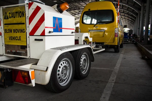 Straßenbaustellenfahrzeug stößt mit Falltester zusammen — Stockfoto