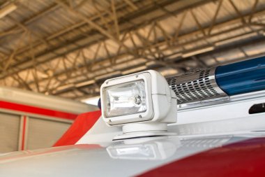 bir otoparkta yangın kamyonunda baş ışıkları