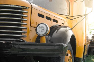 ön ızgara ve eski paslanmış kamyon baş ışığı