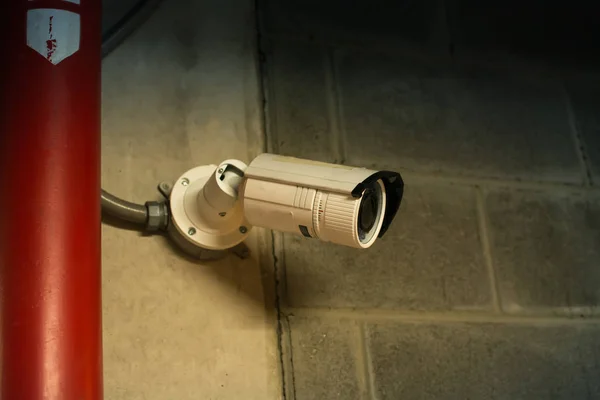 Säkerhet CCTV kamera vid tak i kontors byggnad. Intelligent c — Stockfoto