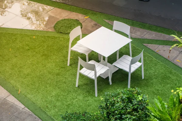 Yağmur sonrası masa ve sandalyelerle bahçe verandası