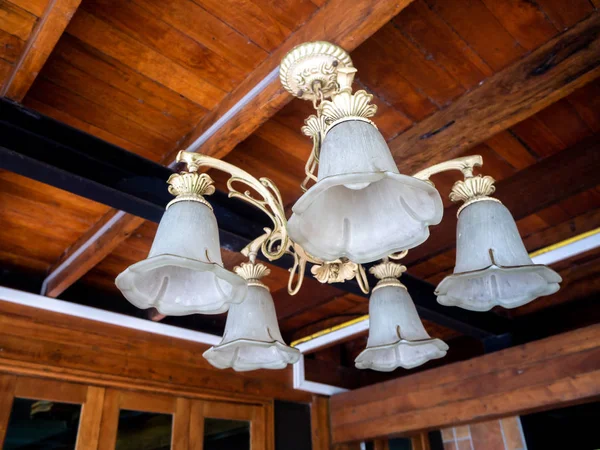 Schöner Vintage Innenhintergrund Eines Beleuchteten Retro Kronleuchters Der Einer Holzdecke — Stockfoto