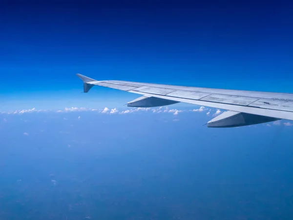 Het Kijken Naar Vliegtuigen Wing Uitzicht Vanuit Windows — Stockfoto
