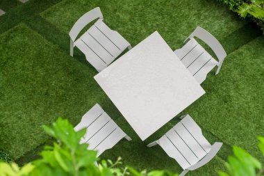 Yağmur sonrası masa ve sandalyelerle bahçe verandası