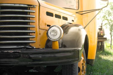 ön ızgara ve eski paslanmış kamyon baş ışığı