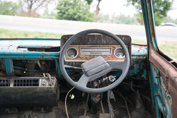 Grunge y altos elementos oxidados del viejo coche de lujo . — Foto de Stock
