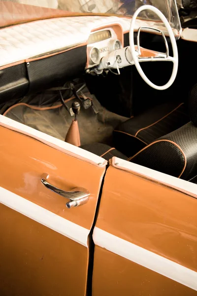 Интерьер классического винтажного автомобиля — стоковое фото