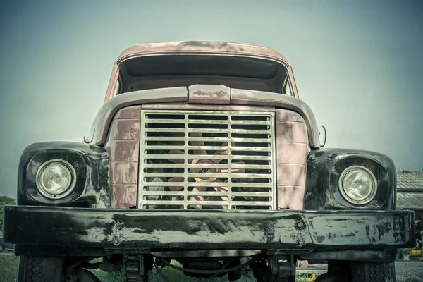 Передний гриль и фары старого ржавого грузовика — стоковое фото