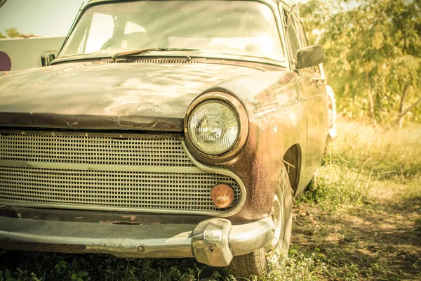Mezarlık arabası, garajda terkedilmiş eski araba. Retro ve Vintage — Stok fotoğraf