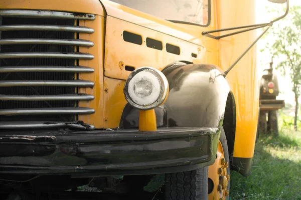 Grill avant et la lumière de tête de vieux camion rouillé — Photo