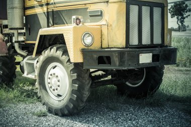 ön ızgara ve eski paslanmış kamyon baş ışığı