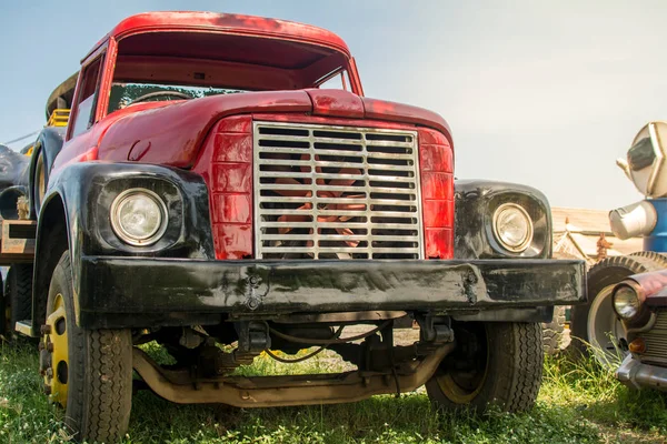 Front grill and head light of old rusted truck — Stock Photo, Image