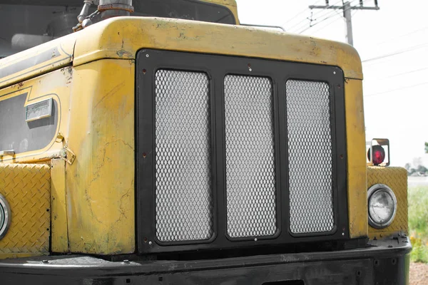 Ön ızgara ve eski paslanmış kamyon baş ışığı — Stok fotoğraf