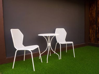 Masa ve sandalyeler yumuşak mavi duvar önünde-görüntü