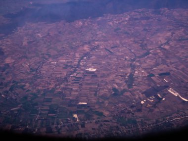 Gökyüzünde güneşin doğuşunda şehrin havadan görünümü. kuş gözü görünümü