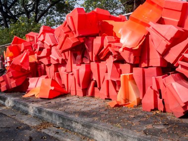 turuncu trafik bariyer fıçıları inşaat bölgesi sığ etrafında trafiği ayırmak için