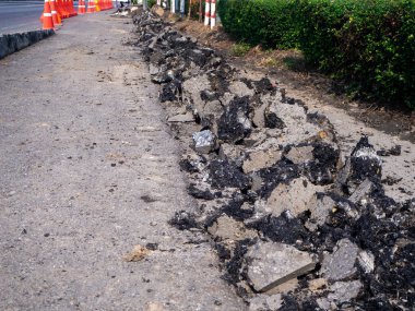 Yol tamiri jackhammer ile çalışır. makine matkaplar asfalt
