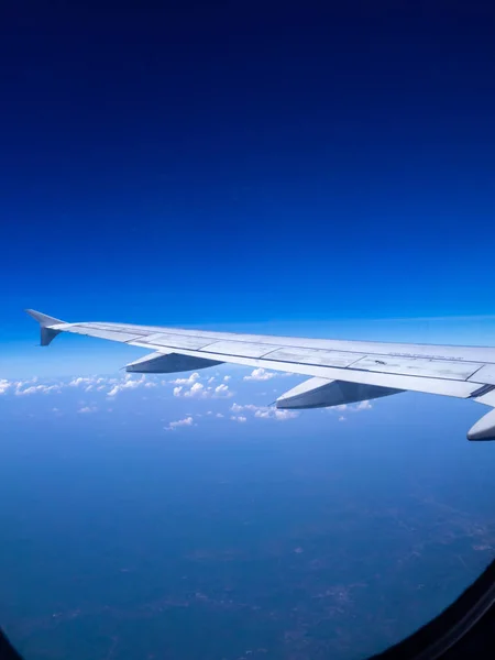 Pencerelerin Uçak Kanadı Görünümüne Bakarak — Stok fotoğraf