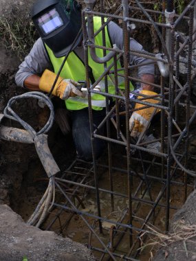 Koruyucu maske çelik korkuluklar açık havada kaynak işçisi