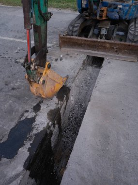 Yol inşaat şantiye ekskavatör ve işçi
