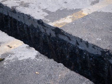 işçiler yol tarafında beton drenaj kurarken