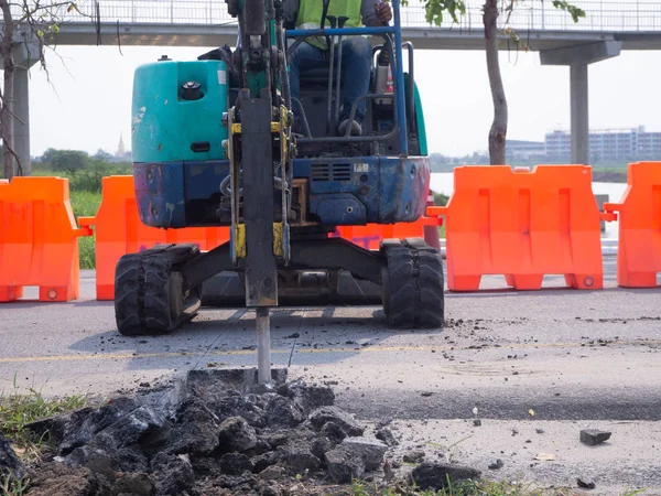 Trabajos de construcción de carreteras excavadora y trabajador — Foto de Stock