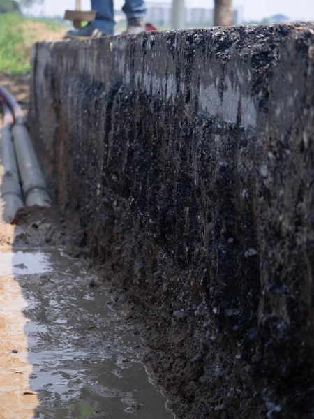 Trabajadores están instalando drenajes de hormigón en el lado de la carretera — Foto de Stock