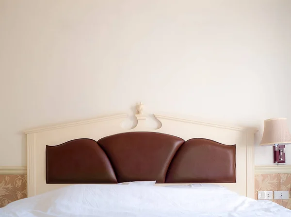 Wnętrze sypialni z poduszkami i lampką do czytania — Zdjęcie stockowe
