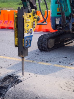 Yol inşaat şantiye ekskavatör ve işçi