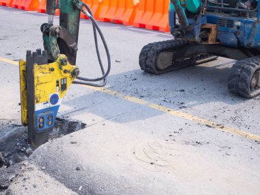 Yol inşaat şantiye ekskavatör ve işçi