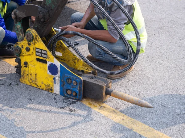 Martillo neumático y máquina de perforación en el sitio de construcción — Foto de Stock