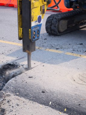 Yol inşaat şantiye ekskavatör ve işçi