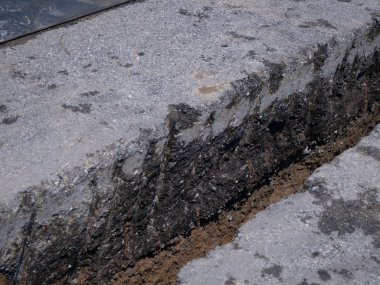 işçiler yol tarafında beton drenaj kurarken