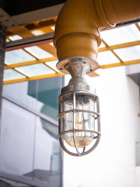 Żarówki Stylu Loft Świecące Pobliżu Okna Ciepłe Światło Wnętrze Kawiarni — Zdjęcie stockowe