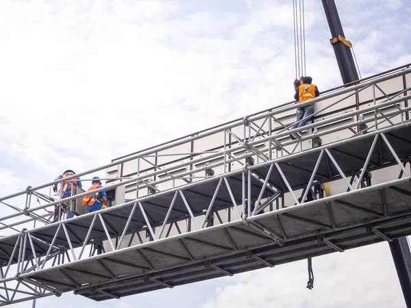 Gru Cantiere Sta Sollevando Cartello Led Cartellone Bianco Sfondo Cielo — Foto Stock