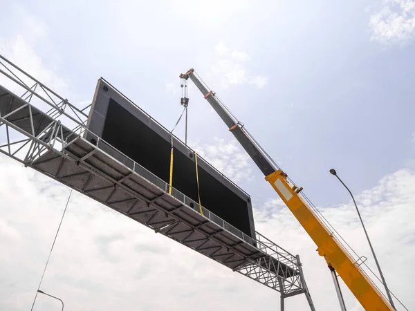 Gru Cantiere Sta Sollevando Cartello Led Cartellone Bianco Sfondo Cielo — Foto Stock