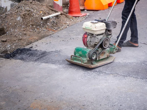 Lavoratore Usa Compattatore Piastre Vibranti Compattare Asfalto Durante Riparazione Stradale — Foto Stock