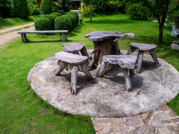 Ancienne Table Bois Dans Jardin Verdoyant — Photo