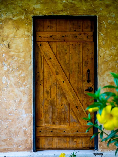 家のインテリアの新しい茶色のモダンな木製のドアロック — ストック写真