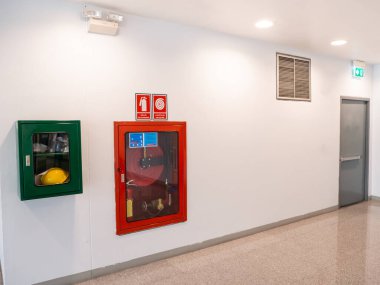 Yangın söndürme dolabı yangını önlemek için ofis binasında.