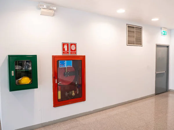 Yangın söndürme dolabı yangını önlemek için ofis binasında.